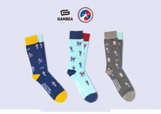 Calcetines desparejados granotas para el Día Mundial del Síndrome de Down