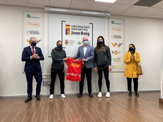 Las Guerreras visitan la Fundación Trinidad Alfonso y la Diputació antes del Preolímpico
