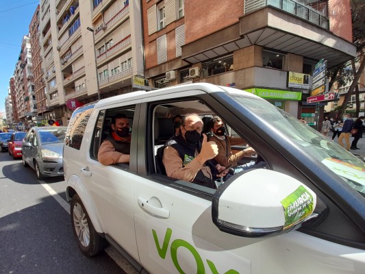 Vox saca su artillería en Murcia y exige elecciones con Ortega Smith a la cabeza de una caravana de coches