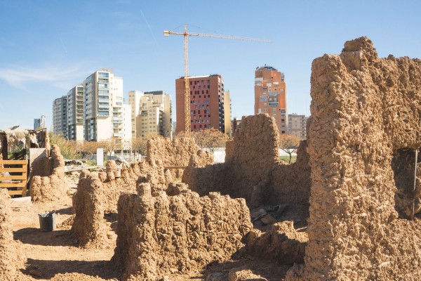  Ana R. Leiva mostra el 'regne' que 'Osama, the King' va crear  amb terra i aigua a València 