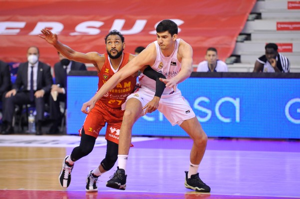 El UCAM CB sigue su caída libre pese a pelearle el triunfo al Madrid hasta el minuto 35 (58-74)