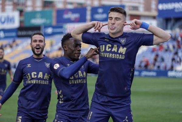 Biel Ribas, con dos penaltis parados ante el Yeclano, hace al UCAM líder provisional en Segunda B (1-0)