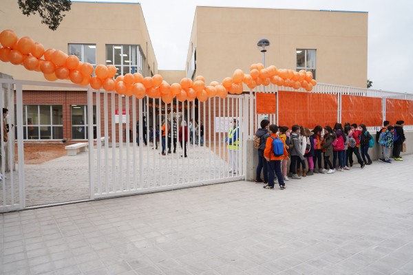 Primer día sin barracones: el Ciutat de Cremona inicia las clases de Primaria en el nuevo centro