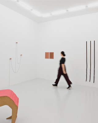 Artnueve inaugura por partida doble: Hodei Herreros con sus escenas narrativas y Garazi Etxebarría con 'Rosa y Negro'