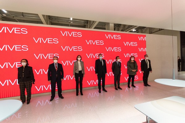 La ministra de Industria Reyes Maroto visita las instalaciones de la firma azulejera Vives en l'Alcora