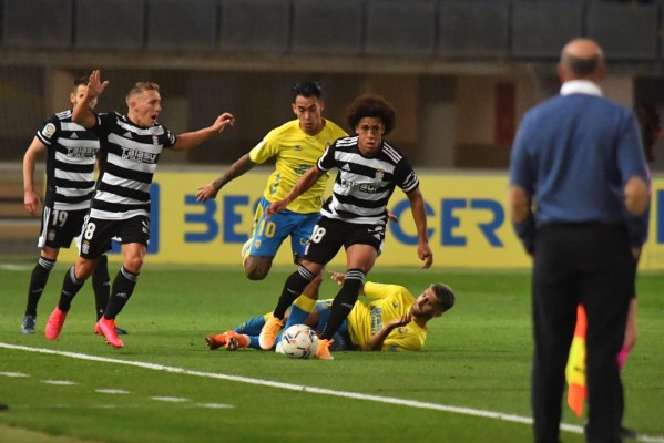 Paso atrás del Cartagena en Las Palmas en su pelea por salvarse (2-0)