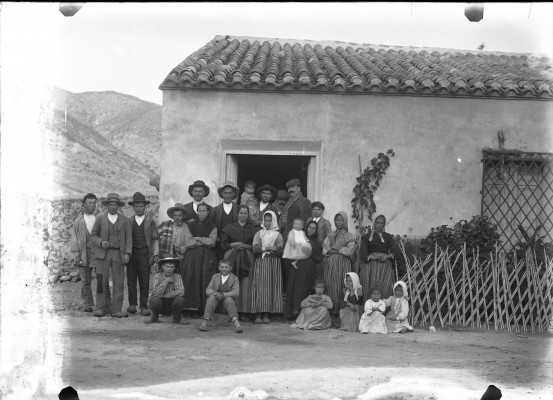 Viaje fotográfico al pasado en el Archivo Regional: los orígenes del patrimonio inmaterial de España