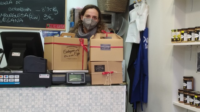 Sabores, recuerdos y nostalgia cartageneros que viajan en una caja, en el proyecto de Adela y Esther