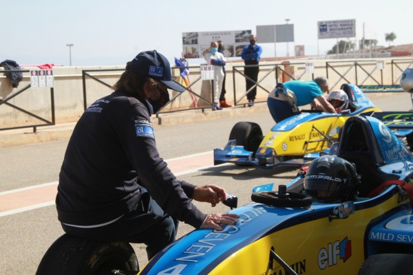 Emerson Fittipaldi Jr prueba un monoplaza en Cartagena en compañía del mito que es su padre