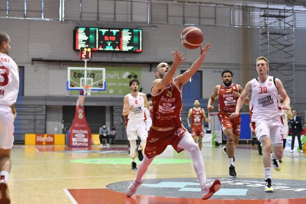 El Murcia vuelve a ganar cuatro jornadas después con el 93-87 ante el Bàsquet Girona tras prórroga