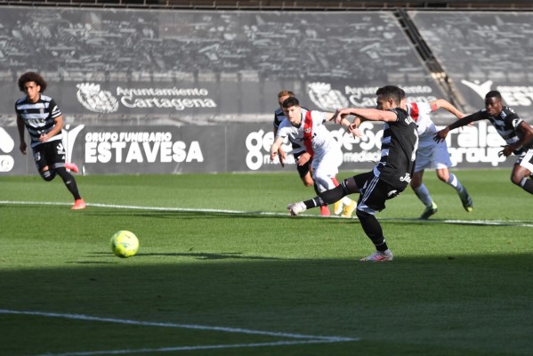 El Cartagena, pese a remontar con dos goles de Rubén Castro, sigue en puesto de descenso (2-2)