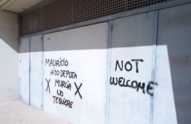 Con García la Vega en México el estadio acumula carteles y pintadas insultándole y pidiendo su adiós
