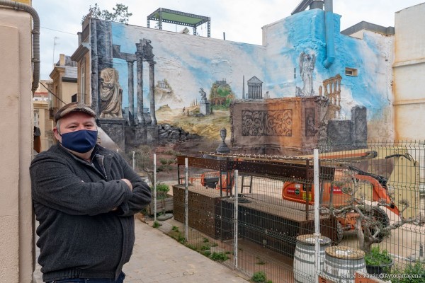 Kraser finaliza el gran mural romano en la Cuesta de la Baronesa donde se instalará un nuevo jardín