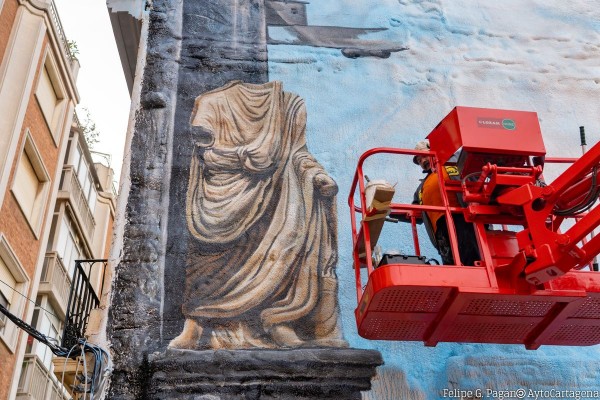 El artista Kraser rubrica una oda a la cultura romana en la 'nueva' Cuesta de la Baronesa