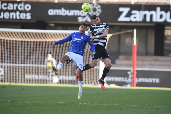 El Cartagena gana al Oviedo tras seis jornadas sin hacerlo y sale de la zona de descenso (2-0)