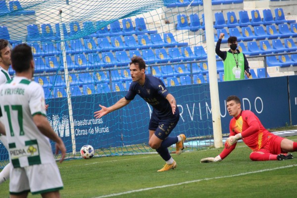 El UCAM CF, que empata y gracias ante el Córdoba, sigue segundo ya a tres puntos del líder (1-1)