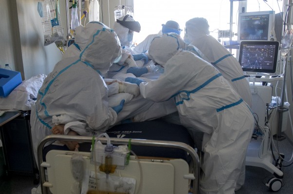 Medicina de guerra en la UCI del Rosell: 