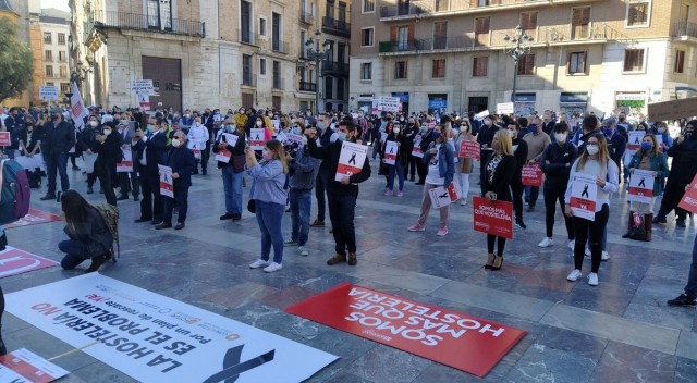 Los hosteleros se echan a la calle en València para reclamar un verdadero rescate para el sector