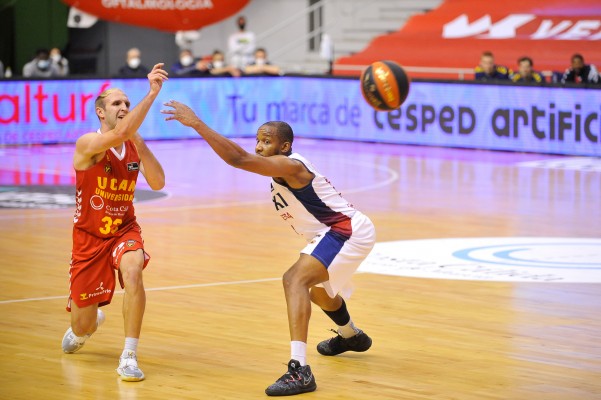 Un UCAM CB débil en defensa deja escapar la opción de entrar en puesto de play off (93-103)