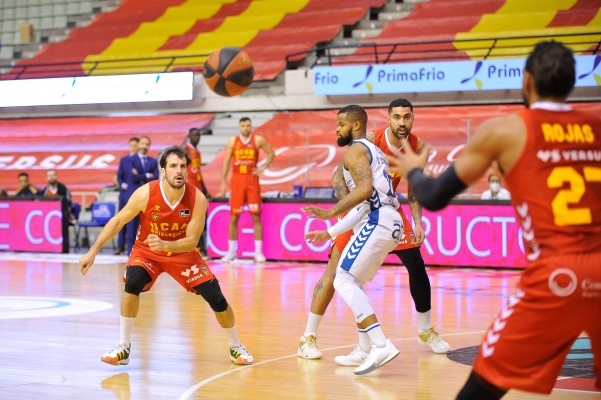 El UCAM CB paga el agotamiento tras la covid y cae encajando 33 puntos en el último cuarto (75-81)