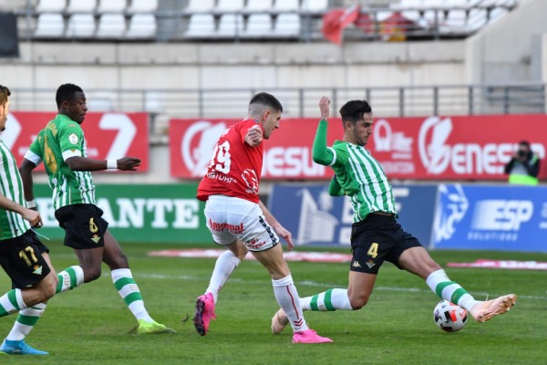 Un Murcia impotente y sin argumentos ante el filial del Betis da un claro paso atrás (0-2) 