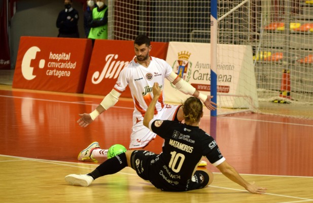 El Jimbee Cartagena, con tremenda pegada, se impone al Burela tras su confinamiento (7-4)