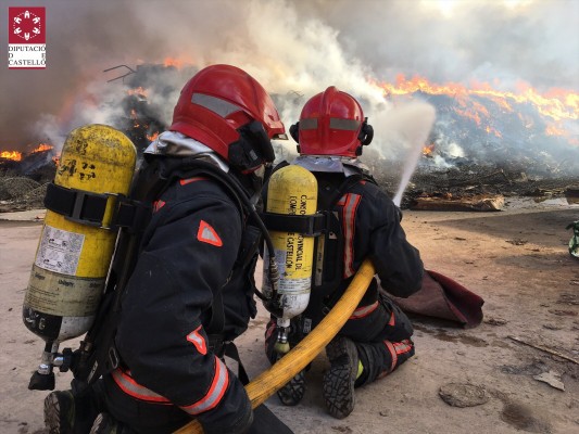 Un incendio en una planta de reciclaje de Onda pone en jaque a los bomberos por el viento