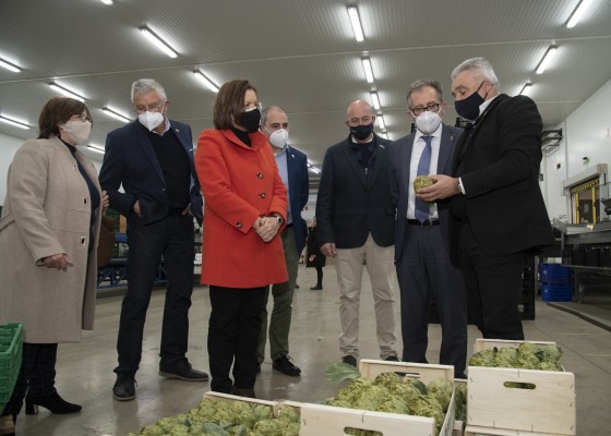 Martí destaca la importancia del sector primario en la visita a Benihort