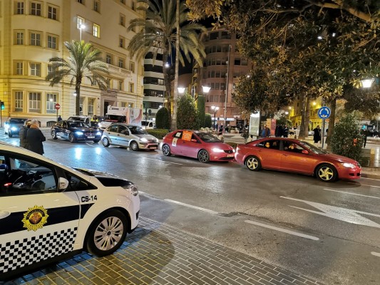 La caravana de la hostelería colapsa Castelló para reivindicar las ayudas que eviten su muerte