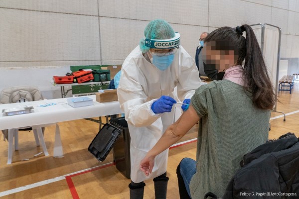 Medio millar de sanitarios se vacunan en un pabellón de deportes en Cabezo Beaza