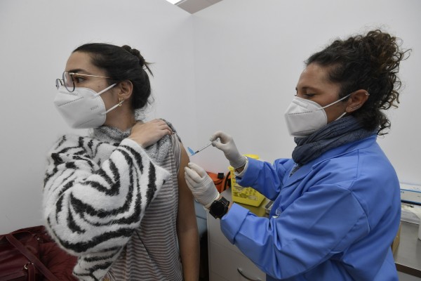 Medio millar de alumnos de Enfermería, Medicina y Odontología de la UMU reciben su primera dosis de la vacuna