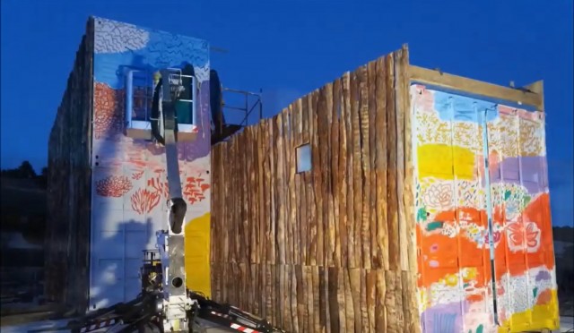 Willy Ramos pone color a una bodega hecha con contenedores marítimos y madera de pino en Inazares