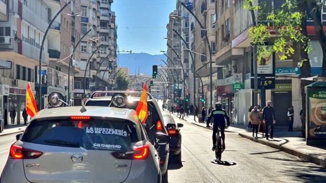 Casi medio centenar de vehículos participan en la protesta de Vox por cierre de bares y restaurantes