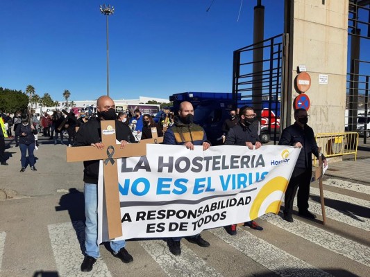 'Vía crucis' de protesta de los hosteleros de Lorca: 