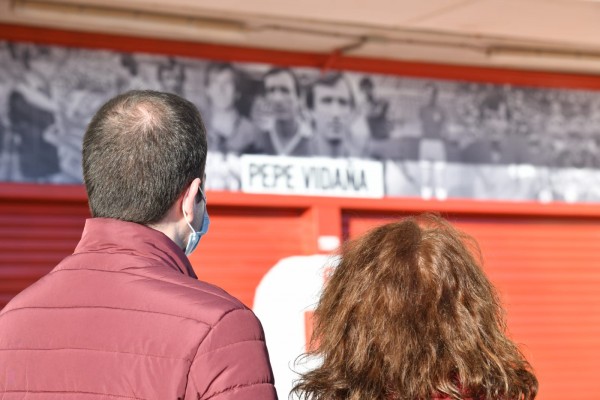 El Murcia pone el nombre del histórico Vidaña, su eterno capitán, a la puerta 6 de su estadio