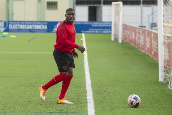 El ex del Madrid Drenthe entrena con el Racing Murcia esperando su debut en Tercera