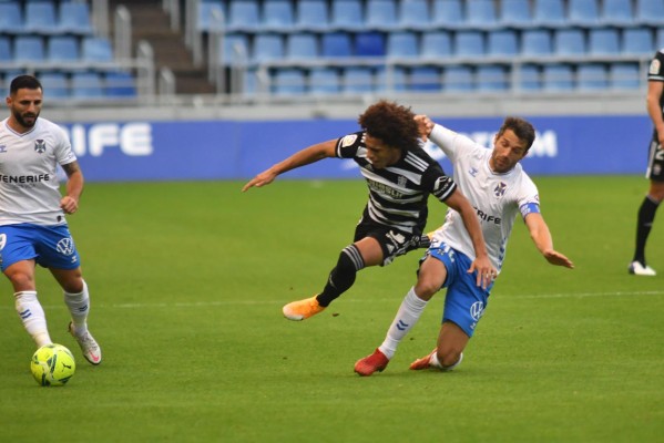 El Efesé sigue en Tenerife su caída en picado (3-0)
