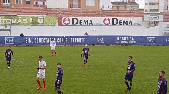 El Yeclano logra su primera victoria liguera del curso y abandona el farolillo rojo (3-1)