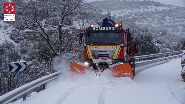 Unos 200 efectivos trabajan para evitar las molestias de la nieve en el interior de la provincia