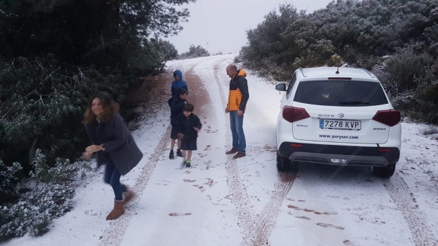 La nieve llega al Bartolo, que ya recibe a los primeros castellonenses para disfrutar con ella