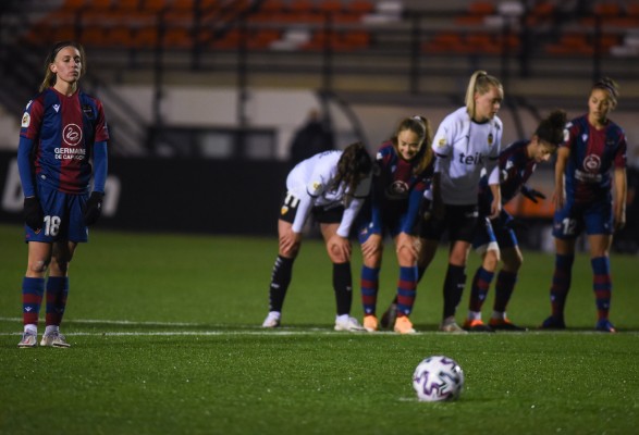 Eva Navarro define el derbi para el Levante con un penalti en el último suspiro