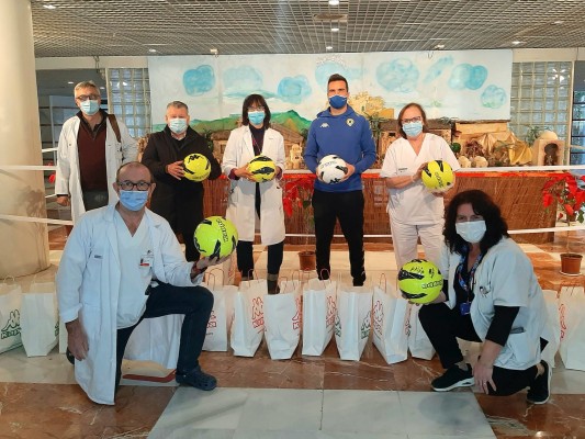 El Hércules reparte ilusión entre los niños ingresados en los centros hospitalarios de Alicante