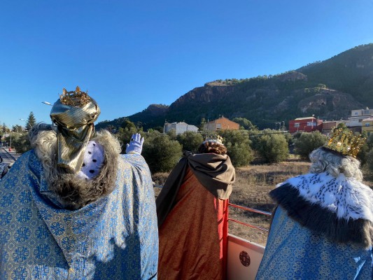 Los Reyes Magos aterrizan en Murcia y visitan a los niños de las pedanías... en autobús descapotable