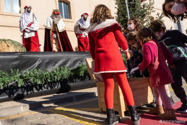Los Reyes Magos no faltan a su cita con las niñas y niños de Cartagena