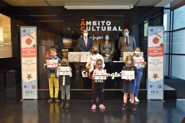 El Corte Inglés entrega los premios del concurso de cuentos y tarjetas de Navidad a escolares de Castellón 