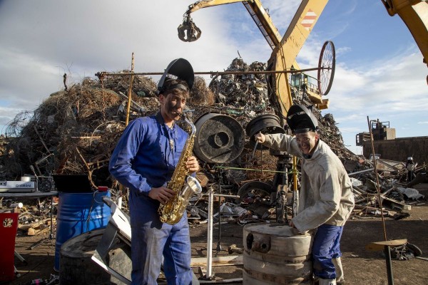 La música que se hizo escuchar entre la chatarra: 'Entre Cuerdas y Metales' estrena 'Óxido'

