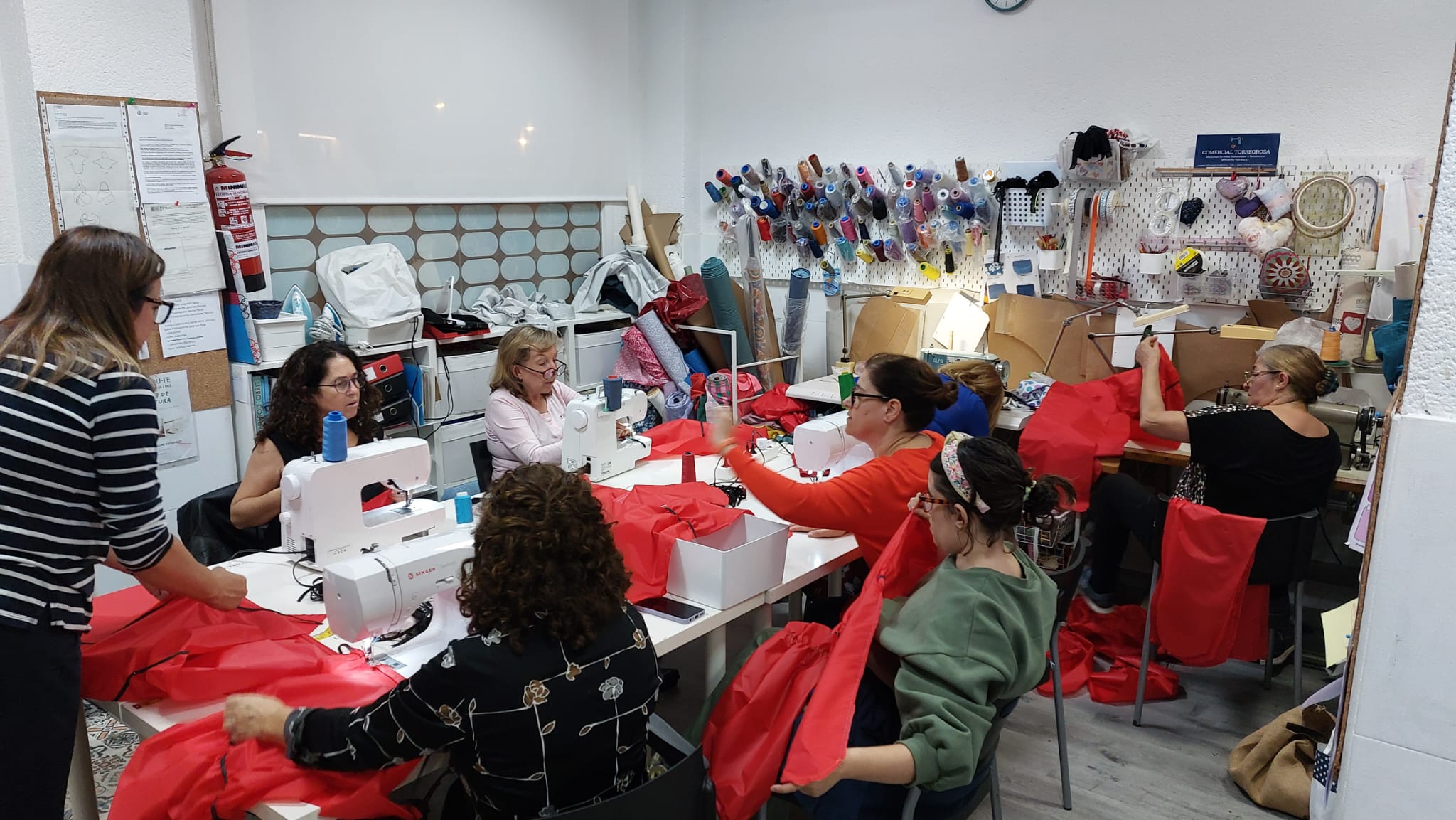 Trajes a prueba de lodo: la iniciativa valenciana que protege a los voluntarios de la Dana 