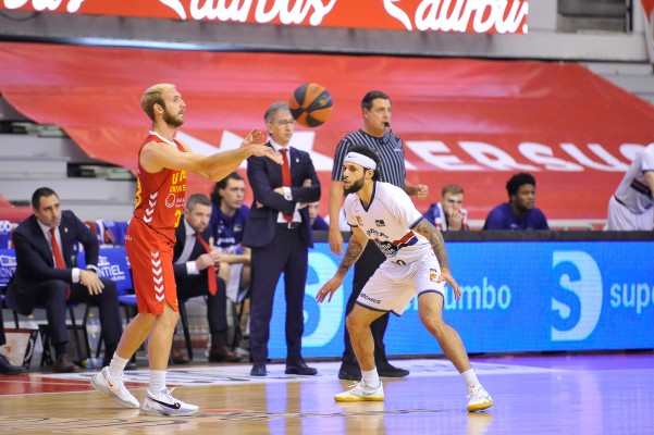 El UCAM CB no se rinde y sigue optando a la Copa al ganar en el peor partido de Frankamp (93-76)