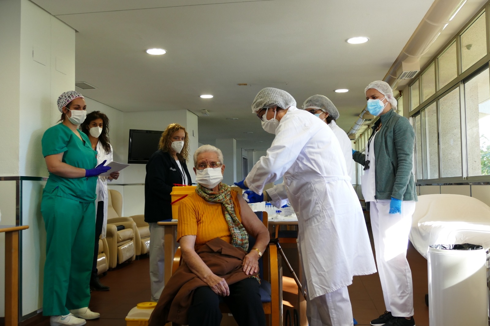 Benilde Domingo recibe la primera vacuna de la provincia en Borriana