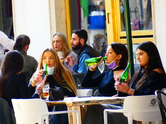 El 'mañaneo' entra fuerte en Murcia y Cartagena: aglomeraciones para burlar el cierre vespertino de las terrazas